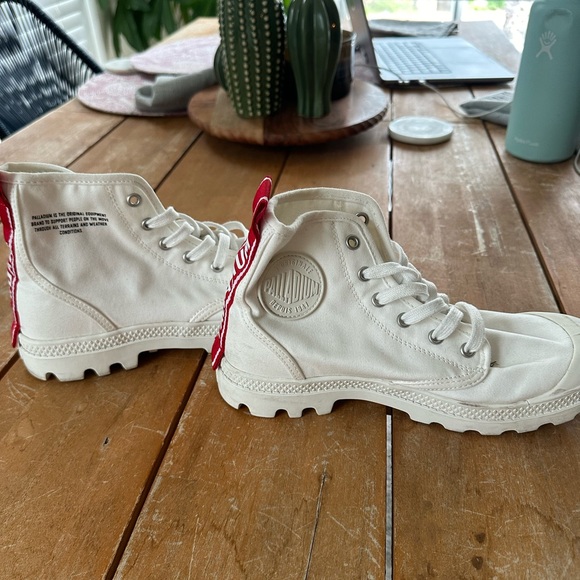 Like new palladium sneakers with red detail - Picture 1 of 5